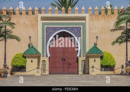 Fez, Marokko - Mai 11, 2013: Die Menschen in der frotn Haupttor zum Palast des Königs von Marokko in Stockfoto