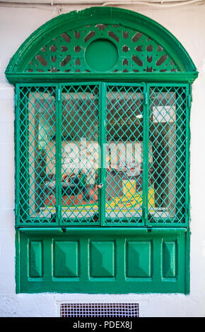 Alte hölzerne kunstvoll geschnitzten Fenster in ein traditionelles marokkanisches Haus in Fes, Marokko Stockfoto