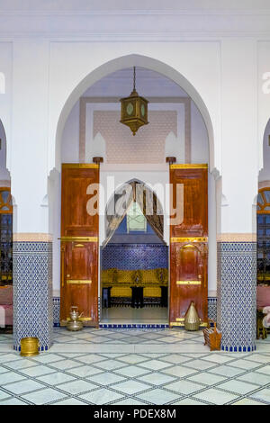 Fes, Marokko - 11. Mai 2013: Innenhof in einem marokkanischen Riad, dekoriert mit Fliesen Mosaik, maurischen Arch und Zedernholz geschnitzten Türen Stockfoto