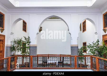 Fes, Marokko - 11. Mai 2013: Innenhof in einem marokkanischen Riad Stockfoto