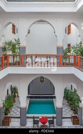 Fes, Marokko - 11. Mai 2013: reich verzierten Innenhof mit gefliesten Wänden und Fußboden und ein Pool in einem marokkanischen Riad Stockfoto