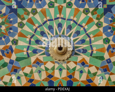 Marokkanische Fliesen an der Wand der Moschee Hassan II in Casablanca, Marokko Stockfoto