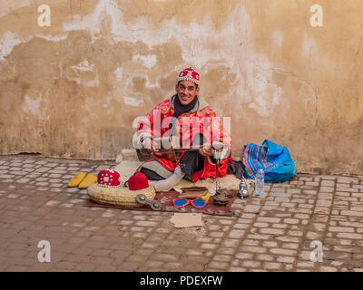 Marrakesch, Marokko - Dezember, 08, 2012: Marokkanische Gnawa Straßenmusiker spielen gumbri, traditionelle Musikinstrument Stockfoto