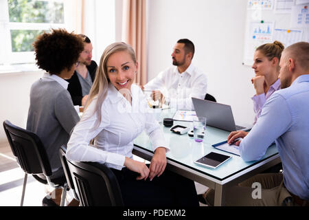 Portrait eines glücklichen jungen Geschäftsfrau im Büro Stockfoto