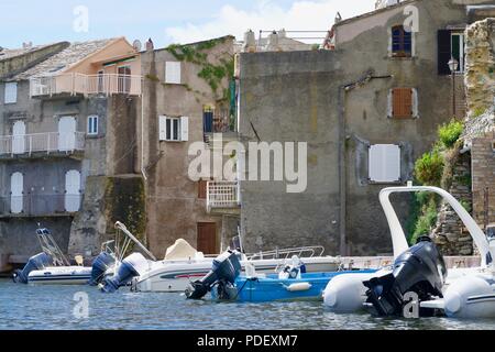 Nahaufnahme von alten Häusern mit Vergnügen Boote am Meer Stockfoto