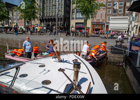 Schule Kinder lernen und Reinigung der Kanäle in Amsterdam, Niederlande Stockfoto