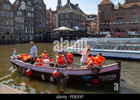 Schule Kinder lernen und Reinigung der Kanäle in Amsterdam, Niederlande Stockfoto