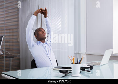 Nahaufnahme der Geschäftsmann Ihre Hände Dehnen am Arbeitsplatz Stockfoto