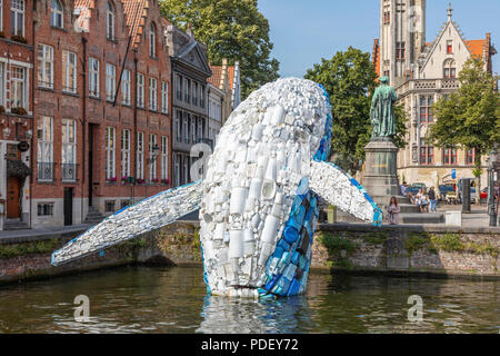 Brügge Kunststoff Wal, ein Kunstwerk aus Kunststoff, der aus dem Meer geborgen und in die Form eines Blauwals gebaut, angebracht, so dass es zu sehen Stockfoto