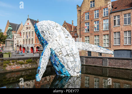 Brügge Kunststoff Wal, ein Kunstwerk aus Kunststoff, der aus dem Meer geborgen und in die Form eines Blauwals gebaut, angebracht, so dass es zu sehen Stockfoto