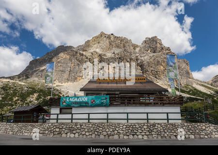 Lagazuoi Seilbahn (Funivia, Seilbahn) Station am Falzarego Pass, Dolomiten, Italien. Lagazuoi Berg im Hintergrund. Stockfoto