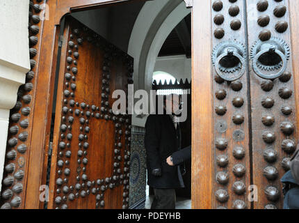 Januar 8, 2015 - Paris, Frankreich: Szene in der großen Moschee von Paris am Tag nach der tödlichen Schießen Angriff gegen Charlie Hebdo. Szene a la Grande mosquee de Paris au lendemain de l'Sprengstoffanschlag contre Charlie Hebdo. *** Frankreich/KEINE VERKÄUFE IN DEN FRANZÖSISCHEN MEDIEN *** Stockfoto