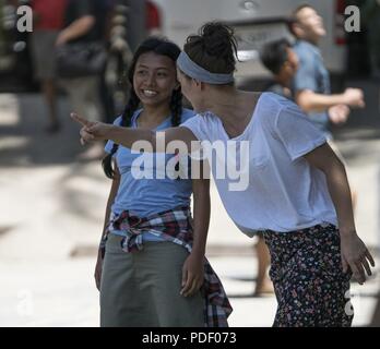 Ein US Air Force 17 Special Operations Squadron Mitglied kommuniziert mit einer philippinischen Jugendlichen aus Subic Bay's Kinderheim während einer Community Relations Veranstaltung Mai 12, 2018, in Subic Bay, Philippinen. Die militärische Mitglieder gezeigt, Aufwertung der lokalen Gemeinschaft während Balikatan 2018 mit einem Tag der Aktivitäten, die Eröffnungsfeier, musikalische Darbietungen, Mittagessen und Sport Spiele enthalten. Stockfoto