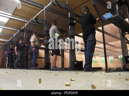 Keesler Personal und Mitglieder der örtlichen Strafverfolgungsbehörden in die 81St Security Forces Squadron Strafverfolgungsbehörden Team Wettbewerb schießen im Hallenbad Schießplatz an Keesler Air Force Base, Virginia, 16. Mai 2018. Die Veranstaltung wurde während der nationalen Polizei, die den Dienst der Strafverfolgung Männer und Frauen, die ihr Leben in Gefahr erkennt jeden Tag statt. Stockfoto