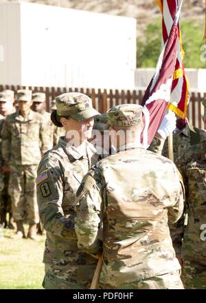 Oberst Christopher Lindner, stellvertretender Kommandant, William Beaumont Army Medical Center, Pässe Farben Truppe Befehl von Oberstleutnant Kathleen Chung, eingehende Commander, Truppe den Befehl, WBAMC, während eine Änderung der Befehl Zeremonie, wo Oberstleutnant Steven Knapp Befehl Chung an Wbamc, 18. Mai aufgegeben. Truppe Befehl ist zuständig für die administrativen Tätigkeiten und Ausbildung von über 1.200 Soldaten zugeordnet WBAMC einschließlich drei Unternehmen, eine student Loslösung und sechs externe Kliniken in Fort Bliss und El Paso. Stockfoto