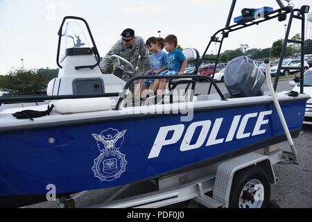 Us Air Force Tech. Sgt. Jared Miller, 81st Security Forces Squadron Einheit Deployment Manager, gibt eine Tour der 81St SFS Patrouillenboot kids während der 81St SFS Spaß Tag an der Basis Austausch an Keesler Air Force Base, Virginia, 18. Mai 2018. Spaß Tag erlaubt Personen mit einer militärischen Gebrauchshund Demonstration zu sehen, eine Combat Arms Waffen stehen sowie Tour SFS Fahrzeuge und Geräte. Die Veranstaltung wurde während der nationalen Polizei, die den Dienst der Strafverfolgung Männer und Frauen, die ihr Leben in Gefahr erkennt jeden Tag statt. Stockfoto