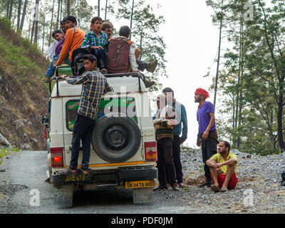 Indische Leute auf einem Jeep als öffentliche Verkehrsmittel in der Nähe von chamoli Dorf, Kumaon Hügel, Uttarakhand, Indien verwendet Stockfoto