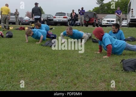 Tech. Sgt. Todd Wilkinson, ein Recruiter auf die 103Rd Luftbrücke Flügel zugeordnet, die Push-ups mit 4 Sortierer Mai 19, 2018, während der Tag der Bereitstellung bei Bradley Air National Guard Base in East Granby, Anschl. Die Kinder in einem mock physikalisch-Training Test 'eployed', um die Flight-line über Blackhawks und C-130 Hercules', um zu erfahren, teilgenommen. Stockfoto