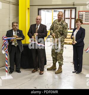 Schneiden Sie das Farbband für die anniston Munition Zentrum neue Multiple Launch Rocket System Recycling Anlage waren, von links, Imtiaz 'Kunst' Vater, Direktor der taktischen Raketenabwehr Entmilitarisierung Direktion an der U.S. Army Aviation und Missile Command; Johannes McFassel, Product Director für Entmilitarisierung für das Programm Executive Office für Munition; Oberstleutnant Craig McIlwain, Kommandant der Anniston Munition Mitte; und Lisha Adams, Executive stellvertretender kommandierender General der Armee Materiel Command. Stockfoto