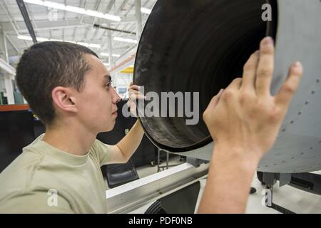 Airman 1st Class Anthony Guevara, 23 d Maintenance Squadron (MXS) Aerospace propulsion Techniker, kontrolliert die Abgase eines Turbo-Fan (TF)-34 Motor, 16. Mai 2018, bei Moody Air Force Base, Ga. Die 23 d's MXS propulsion Flight Mission ist es, dafür zu sorgen, dass die A-10 Thunderbolt II C TF-34 Motor ist in einwandfreiem Zustand, bevor es auch im Flugzeug installiert. Dieser Flug ist zuständig für die Instandhaltung und die Wartung aller TF-34 Motoren für den größten operativen der Luftwaffe A-10 Fighter Group. Stockfoto