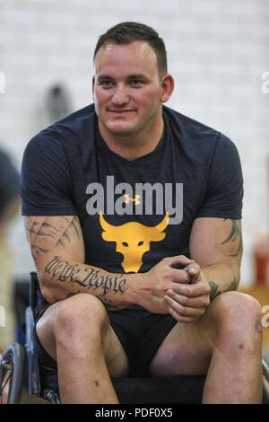 U.S. Army Staff Sgt. Ross Alewine, Infanterist in Fort Belvoir zugewiesen ist, hört den Rollstuhl Basketball Coach, Colorado Springs, Colorado, 31. Mai 2018. Der DoD-Krieger Spiele ist eine adaptive Sport Wettbewerb für die Verwundeten, Kranken und Verletzten service Mitglieder und Veteranen. Rund 300 Athleten aus Teams aus der Armee, Marine Corps, Navy, Air Force Special Operations Command, Vereinigtes Königreich Streitkräfte, der Kanadischen Streitkräfte, und die Australian Defence Force Juni 1 - Juni 9 im Bogenschießen, Radfahren, Track, Feld, Schießen konkurriert, Sitzen, Volleyball, Schwimmen, Rollstuhl basketb Stockfoto