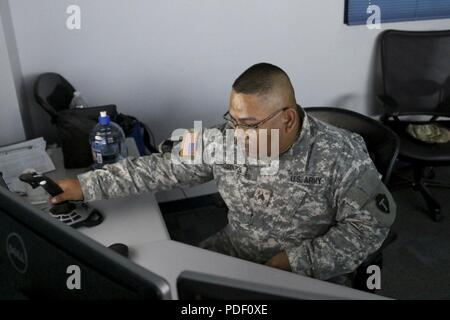 Ein Wachposten aus El Paso der dritten Bataillon 133 Field Artillery Regiment geben zusätzlichen Augen auf der Linie für Del Rio Sektor US-amerikanischen Zoll- und Grenzschutzbehörden, Border Patrol-Agenten. Die Bedienung der Kameras während der Überwachung Aufgaben von einer Kamera Zimmer, sendungsauftrages wieder ein Agent (in der Regel detaillierte auf die Position) zurück zur Linie. Sgt. Alejandro Barriosantos unterstützt Agenten auf der Linie mit einem Joystick steuern von Kameras Bereiche anzeigen und die Weiterleitung von Informationen, "ich liebe was ich tue, immer diese Agenten in Aktion zu sehen ist cool ... Sie erhalten ihre Scheu nach folgenden Zeichen in schweren terrai Stockfoto