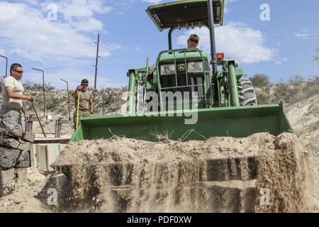 Texas Wachposten aus El Paso der dritten Bataillon 133 Field Artillery Regiment bei der Del Rio sektor Waffen unterstützen Bereich für die US-amerikanischen Zoll- und Grenzschutzbehörden, Border Patrol-Agenten, indem Sie buchstäblich graben in der immer klar - heute Schmutz von der Mechanik der pneumatischen Produktbereich. Die Truppen Bemühungen schneiden Sie die Workloads der CBP-Agenten die Bandbreite und verringert die Zeit, die der Reihe nach unten ist. Border Patrol-Agenten müssen mit ihren Waffen qualifizieren jedes Viertel und Teil der Mission der Gardisten, mehr Abzeichen zurück zur Grenze erhalten, unterstützt mit ihren Fahrzeugen, ATVs und Bereiche Mission Stockfoto