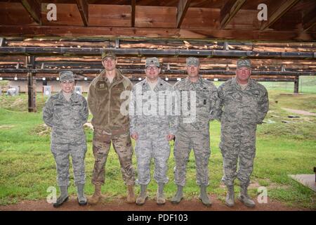 Rapid City, S.D. - Senior Airman Elizabeth Scott, Master Sgt. Derrick Burkhart, Maj. Justin Aylward, Master Sgt. Jeremy Wajer ad Master Sgt. Dan Ruesch, in dem Staat, in Command Sergeant Major Outdoor Match 19. Mai konkurrierten, 2018 am Lager Schnelle, S.D. das Match wurde entwickelt, um die beste Bekämpfung der Sportschützen in dem Staat zu identifizieren. Sportschützen mit dem Gewehr M-16 und die M-9 Pistole konkurrierten. Stockfoto