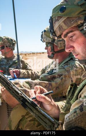 Us-Armee Cpt. Kyle Farley, troop Leader mit der Tennessee Army National Guard 1/278 th Armored Cavalry Regiment, aus Knoxville, Tenn mit Sitz, Analysen der Koordinaten während einer Übung vor der Bereitstellung an den National Training Center, Fort Irwin in Ca., Mai 12. ( Stockfoto