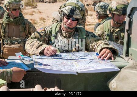 Us-Armee Maj. Brad Bradford, Truppe Commander mit der Tennessee Army National Guard 1/278 th Armored Cavalry Regiment, aus Knoxville, jugendlich gehabt., orientiert seine Truppe Richtung in der Manipulationsbox in Richtung gegnerische Kräfte an den National Training Center, Fort Irwin in Ca., Mai 12. ( Stockfoto