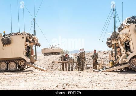 Ein Team mit der Tennessee Army National Guard 1/278 th Armored Cavalry Regiment, aus Knoxville, Tenn., ihre Feldkarte und Kommunikation in der Strategieentwicklung ein Angriff auf die gegnerischen Kräfte an den National Training Center, Fort Irwin in Ca., Mai 12. ( Stockfoto