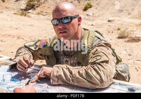 Eine Infanteristen mit der Tennessee Army National Guard 1/278 th Armored Cavalry Regiment, aus Knoxville, Tenn mit Sitz, wertet einen Aktionsplan in vorwärts auf dem Weg zur gegnerischen Kräfte während einer Übung vor der Bereitstellung an den National Training Center, Fort Irwin in Ca., Mai 12. ( Stockfoto