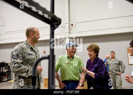 Referenten und Besucher teilen sich ein Lachen während ihres Besuchs in Sheppard Air Force Base, Texas, 16. Mai 2018. Ret. Staff Sgt. Darrell Nordhagen besucht Grundausbildung in Sheppard im Jahr 1948. Er wurde eingeladen, den er einst das Zuhause von Chief Master Sgt genannt zu besuchen. Eric Dudash über seine Geschichte während einer zwanglosen Diskussion über die US-Flagge zu hören, während Sie in der Stadt. Stockfoto