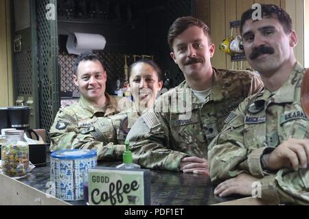 CAMP TAJI militärische Komplex, Irak: (von links nach rechts) der US-Army Chief Warrant Officer 2 Ryan Amato, Kapitän Ashley Morris, SPC. Toby Sewell und Chief Warrant Officer 2 David Mack auf das erste Bataillon zugeordnet, 189Th Aviation Regiment stehen hinter den Dustoff Café Bar im Camp Taji, Irak, 18. Mai 2018. Erstellen oder Übernahme eines Coffee Shop, während bereitgestellt ist ein Oregon National Guard Tradition. Die Spende-gegründetes Geschäft stellt Mittel für Soldaten, um die Moral zu fördern und Zusammenhalt aufzubauen. Stockfoto