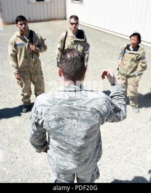 Eine Gruppe von 60 Operationen Gruppe Ehrenmitglieder Kommandanten sammeln auf dem Flug Linie an Travis Air Force Base, Calif., bevor Sie sich an Bord einer KC-10 Extender als Teil einer Tour werden Sie in der Sendung ihre geschwader zu integrieren. Der 60 OG führt Touren auf einer jährlichen Grundlage, dass ehrenamtlichen Kommandanten bieten und Fliegern die Möglichkeit zur Interaktion und voneinander zu lernen. Stockfoto