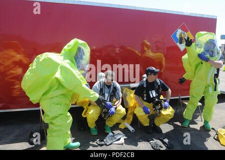 Mitglieder der Appleton Feuerwehr Hazmat Team eine Übung durchführen können 15 in der Stadt Buchanan während der dunklen Himmel, eine großangelegte Übung, die eine langfristige Masse Stromausfall in Wisconsin simuliert. Mehr als 1.000 Teilnehmer aus den Staat Emergency Operations Center, dem Business Emergency Operations Center, Wisconsin National Guard, County Emergency Operations Center, kommunale Befehl Beiträge, das Amerikanische Rote Kreuz, und föderalen Agenturen werden in der übung teilnehmen. Wisconsin nationalen Schutz Stockfoto