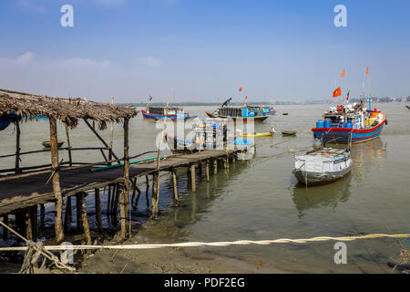 Fischerdorf mit Fischerbooten in den Gewässern um ein Dock. In der Nähe von Hoi An, Vietnam Stockfoto