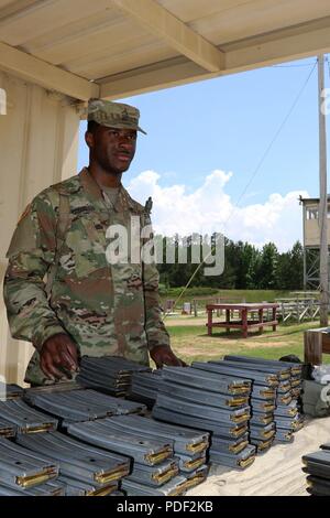 Us-Armee Pvt. Charles E. Richardson von Decatur, Ga, ein Radio Betreuer mit den 642 . regionalen Support Group, last Magazine für die Treffsicherheit qualifizierenden Ereignis am Fort Benning am 18. Mai. Stockfoto