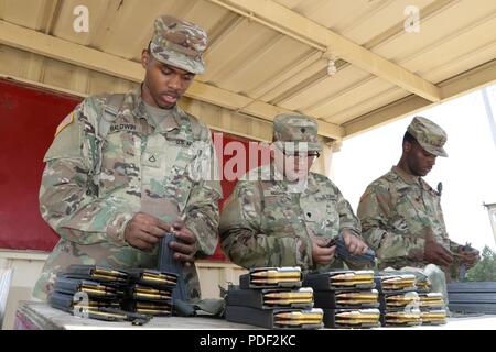 Von links, U.S. Army Pfc. Nieko D. Balduin von Snellville, Ga, SPC. Steven Nguyen von Decatur, Ga. und Pvt. Charles E. Richardson von Decatur, Ga, mit der 642 . Regionale Unterstützung der Gruppe laden Zeitschriften für die Treffsicherheit qualifizierenden Ereignis am Fort Benning am 18. Mai. Stockfoto