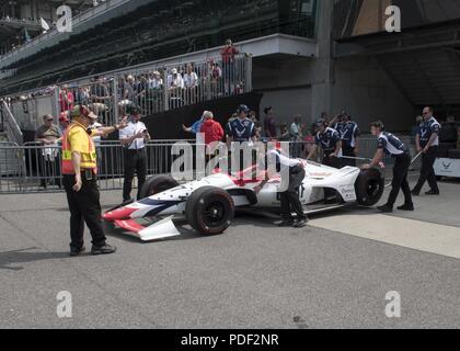 Mitglieder von der #17 US Air Force Recruiting Service Thom Verbrennungen Racing Honda das Auto heraus zur qualifizierenden Lane auf Grubestraße während der "bump Tag "push Mai 19, 2018, in Indianapolis Motor Speedway, Indianapolis. Der Eintrag für Conor Daly wurde das erste Mal die US Air Force ein Auto in die Indy 500 gesponsert hat. Stockfoto