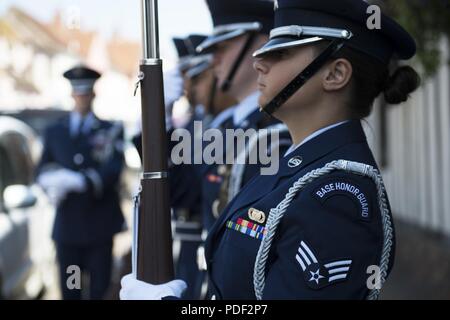 48Th Fighter Wing Ehrengarde Mitglieder durch üben, bevor ein Denkmal Kranzniederlegung in Lavenham, England, 20. Mai 2018. Die Mission der Ehrengarde ist der US Air Force bei offiziellen Zeremonien zu vertreten. Stockfoto