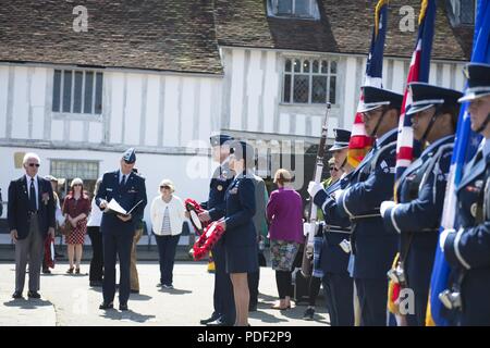 Ein US Air Force Kaplan bereitet ein Segen an einen Kranz zu geben - Grundsteinlegung in Lavenham, England, Mai 2018. Die Trauerfeier inklusive Testamente aus Familien von Veteranen, die in der 487Th Bombardement Group während des Zweiten Weltkrieges diente Stockfoto