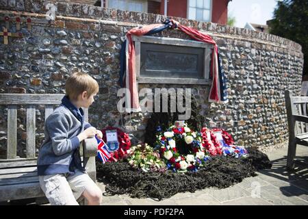 Ein Kind bei der Gedenkstätte für die 487Th Bombardement Group auf dem Markt Platz in Lavenham, England, 20. Mai 2018. Teilnehmer aller Altersgruppen und Hintergründe wurden begrüßt in Ehren Bemühungen der britischen und amerikanischen Truppen während des Zweiten Weltkrieges zu teilen Stockfoto