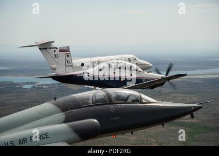 Ein T-1 Jayhawk, T-6 Texan II und T-38 Talon Fliegen in einer unterschiedlichen Anordnung in der Nähe von Laughlin Air Force Base, TX am 17. Mai 2018. Diese Ausbildung ist in der Regel im Rahmen der Abschlussfeier für Piloten graduierte von der grundständigen Ausbildung geflogen. Stockfoto