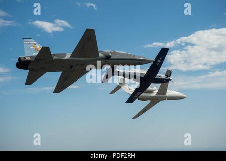 Ein T-1 Jayhawk, T-6 Texan II und T-38 Talon Fliegen in einer unterschiedlichen Anordnung in der Nähe von Laughlin Air Force Base, TX am 17. Mai 2018. Diese Ausbildung ist in der Regel im Rahmen der Abschlussfeier für Piloten graduierte von der grundständigen Ausbildung geflogen. Stockfoto