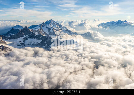 Ein Blick auf die beeindruckenden Spitzen über ein Meer von Wolken an einem klaren Tag Stockfoto