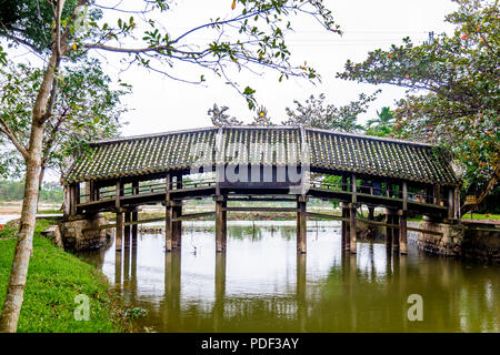 Seite Wasser Seite des Thanh Toan Fliese - Überdachte Brücke Stockfoto