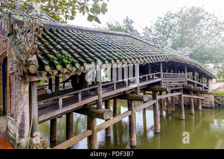 Seitenansicht von Thanh Toan Fliese - Überdachte Brücke Stockfoto