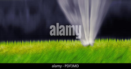 Ein Foto von einem Schlauch lawn Sprinkler, bei einem niedrigen Winkel an fast Gras Ebene getroffen, hat Digital texturiert und ansonsten verbessert, Stockfoto