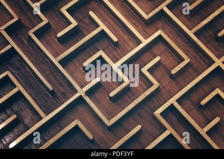 Nahaufnahme von braun Holz Labyrinth Labyrinth, Spielzeug puzzle Spiel, erhöhten Hohe Betrachtungswinkel Stockfoto
